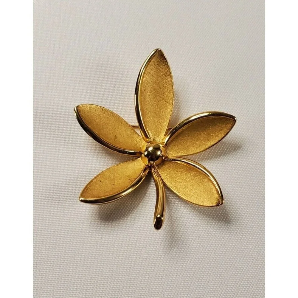 VTG Crown Trifari Flower Brooch Pin textured gold tone leaf brooch
